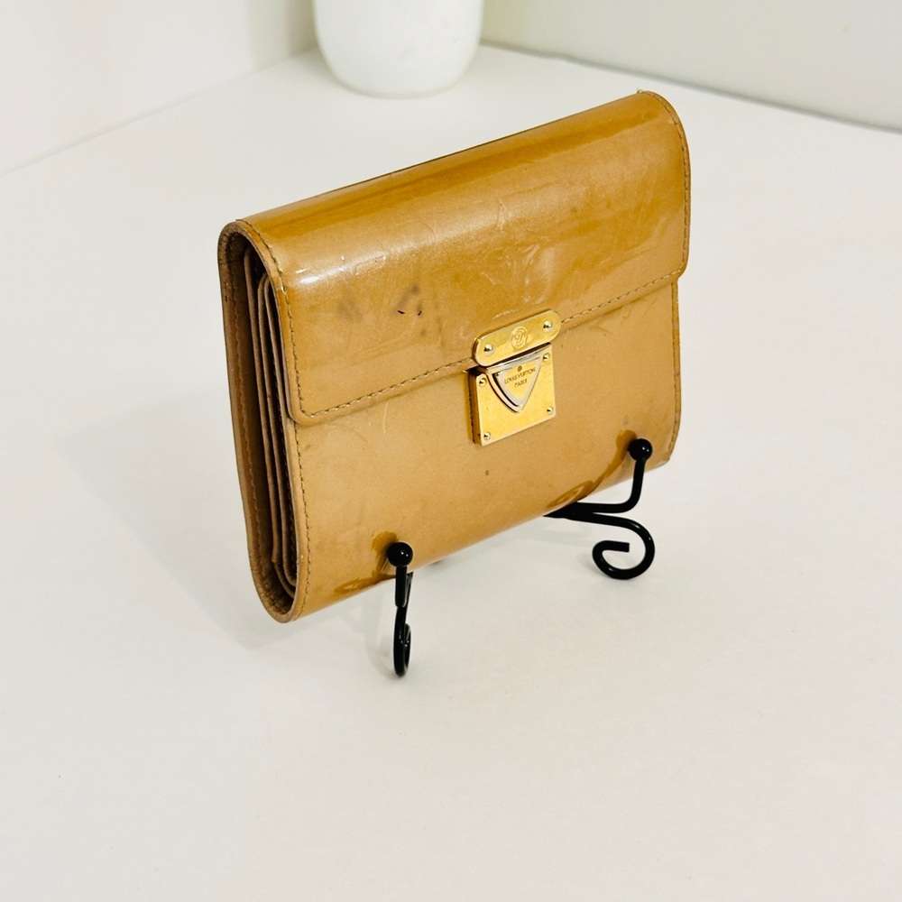 Louis Vuitton Tan patent Leather compact wallet - Picture 2 of 12